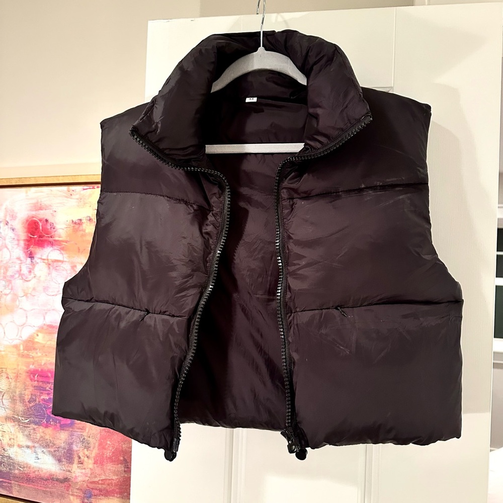 Cropped black puffer vest size medium